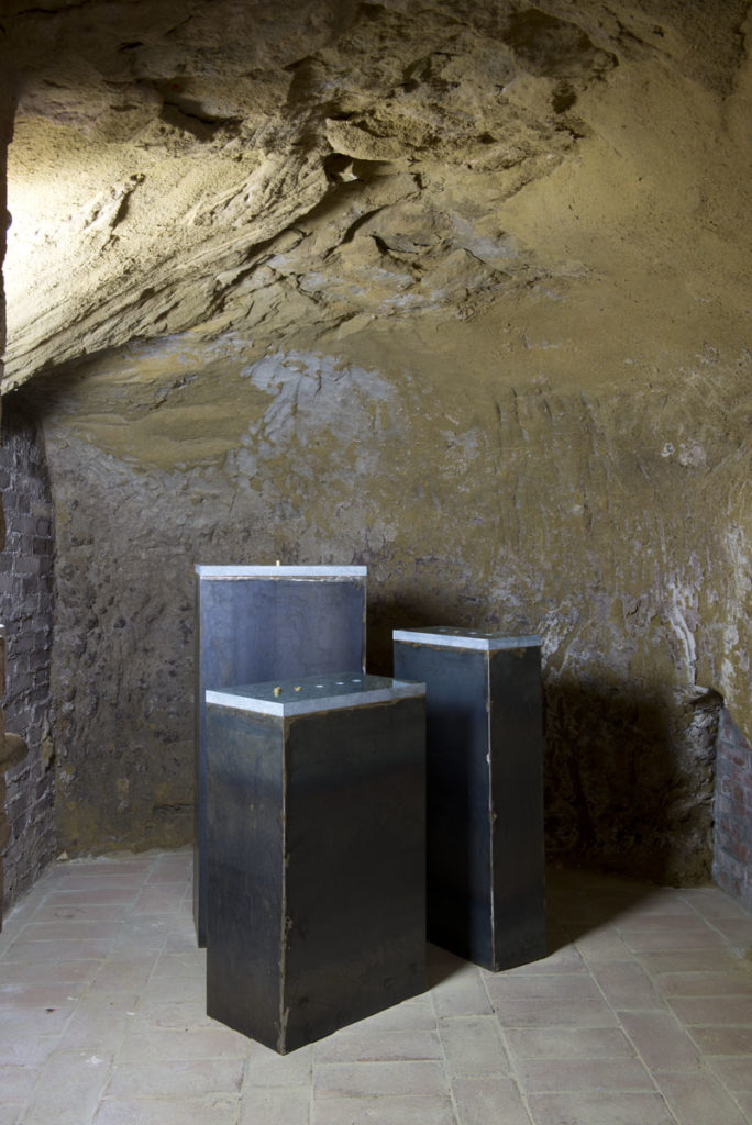“A chi vuol provare a fare cose, anche se male (pat, pum, pam)”, 2019, 3 elements, variable dimensions, iron, marble, brass intallation - Davide Sgambaro - ph. Andrea Lensini Siena
