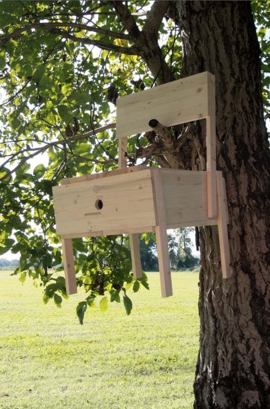 Autoriproduzione di una sedia-nido (omaggio a Enzo Mari, sedia n.1), 2018, legno - Edoardo Manzoni - courtesy of the artist