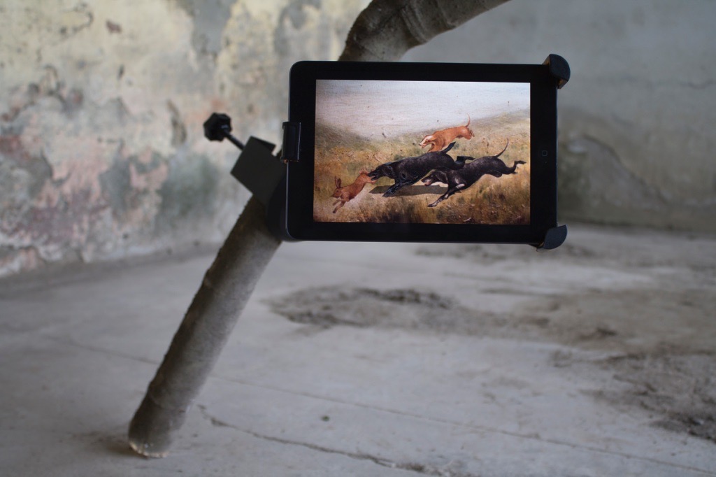 Settembre (dettaglio), 2017, ramo, staffa, tablet, immagine digitale - Edoardo Manzoni - courtesy of the artist