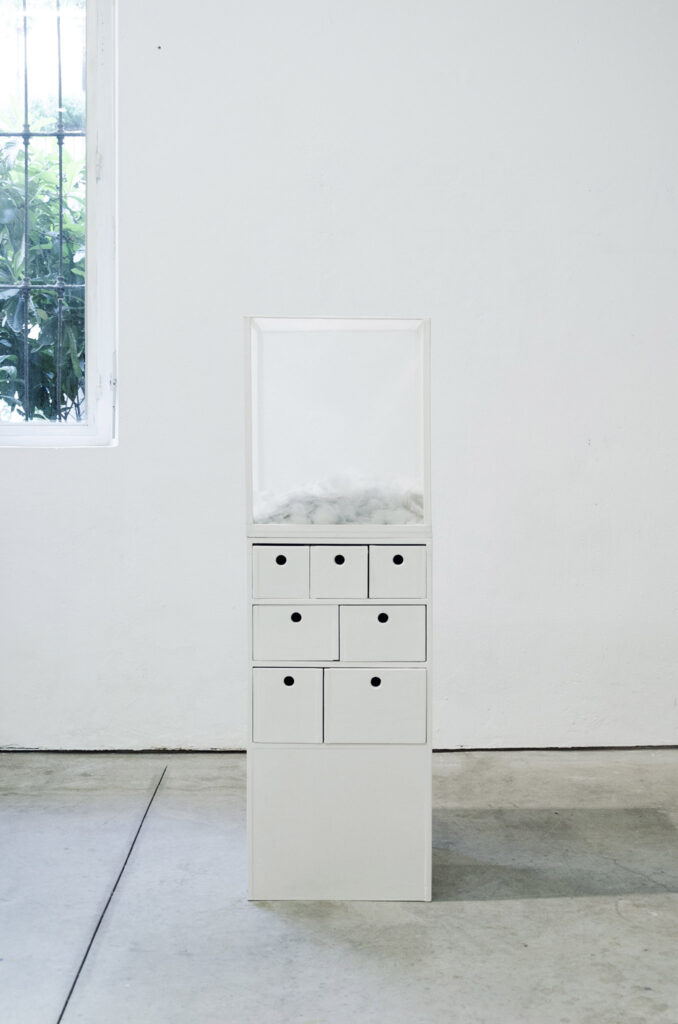 Inversioni di Volo I, 2020 - Carta giapponese da restauro, legno multistrato, imprimitura per la pittura (colla di coniglio, gesso di Bologna, olio di lino), grafite, carta cotone, Polveri Sottili di Milano. 156 x 44 x 47 cm - fotografia di Claudia Petraroli - Miriam Montani - courtesy of the artist