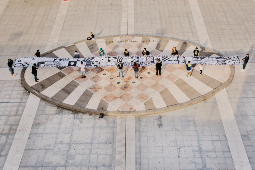 Tappeto volante, Macomer, 2018 (realizzato con la Comunità minorile Luoghi Comuni) a cura di Festival della Resilienza - Guerrilla Spam - courtesy of the artists