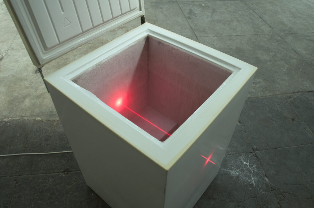 Confine, 2017 - laser e congelatore, misure variabili - Niccolò Calmistro - courtesy of the artist
