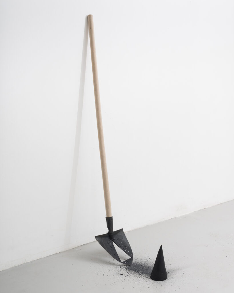 ''Geometria della terra sacra'' 2016 pala, polvere di ferro e acrilico su argilla sintetica - Emanuele Resce - courtesy of the artist