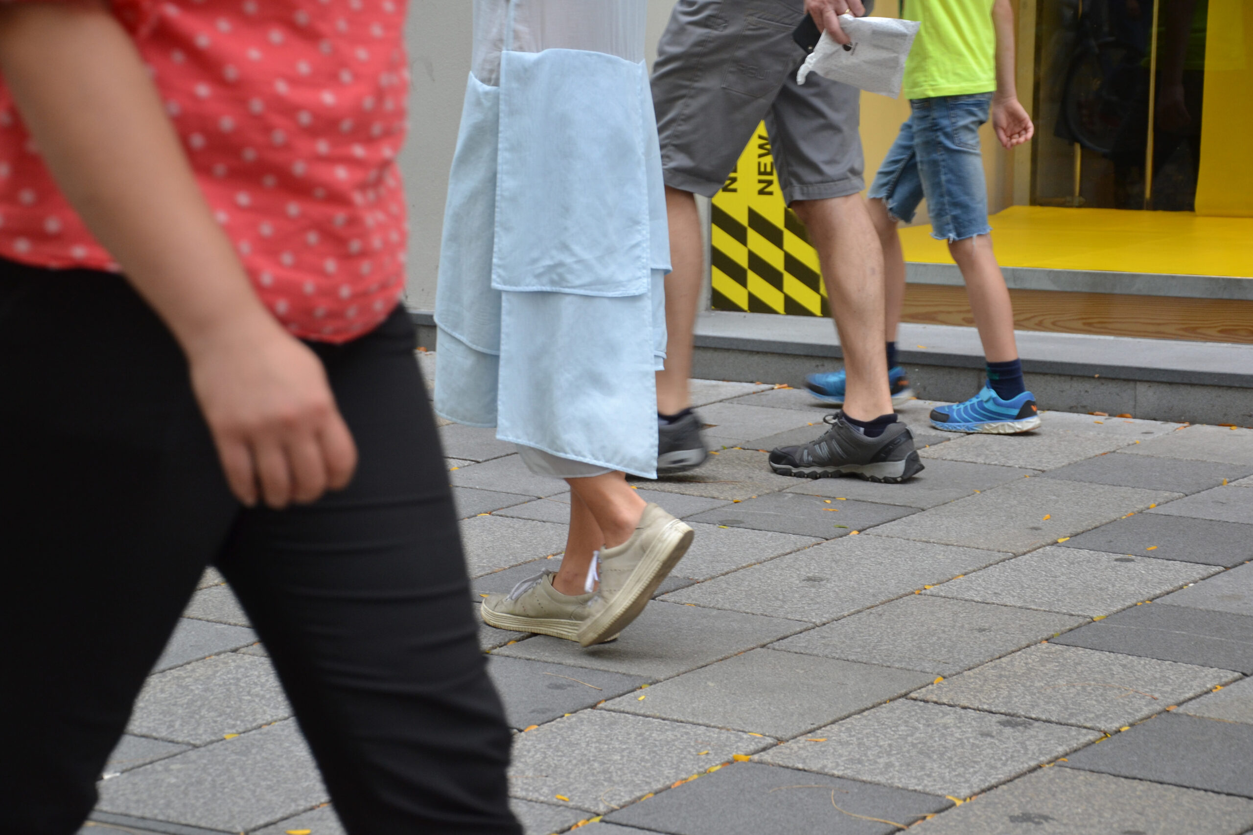 4h slow walk intervention, Mariahilferstrasse, Wien, 2018 (1) - Miriam Del Seppia - cortesia dell'artista
