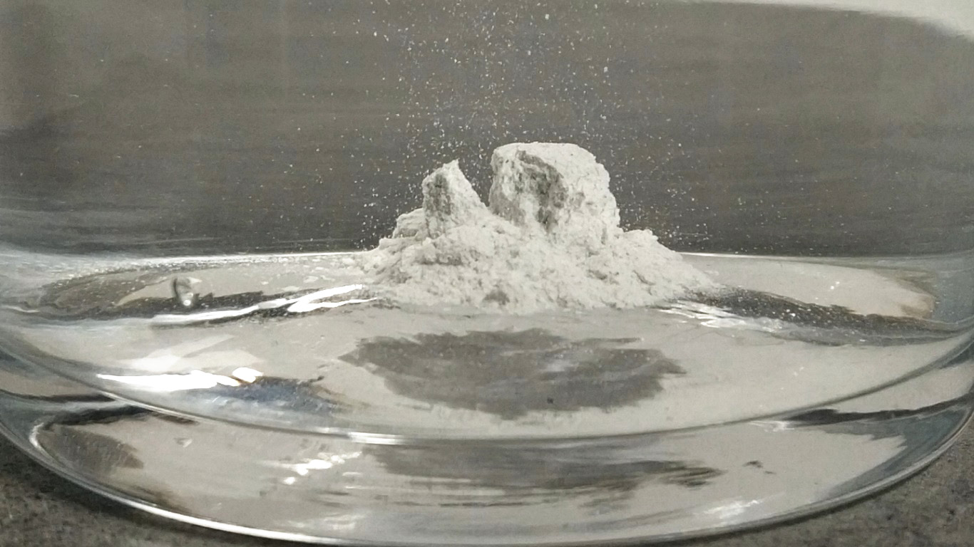 Sbocciare, 2020 Vetro, acqua, polvere di marmo 10 x 10 x 15 cm - Marta Longa - courtesy of the artist