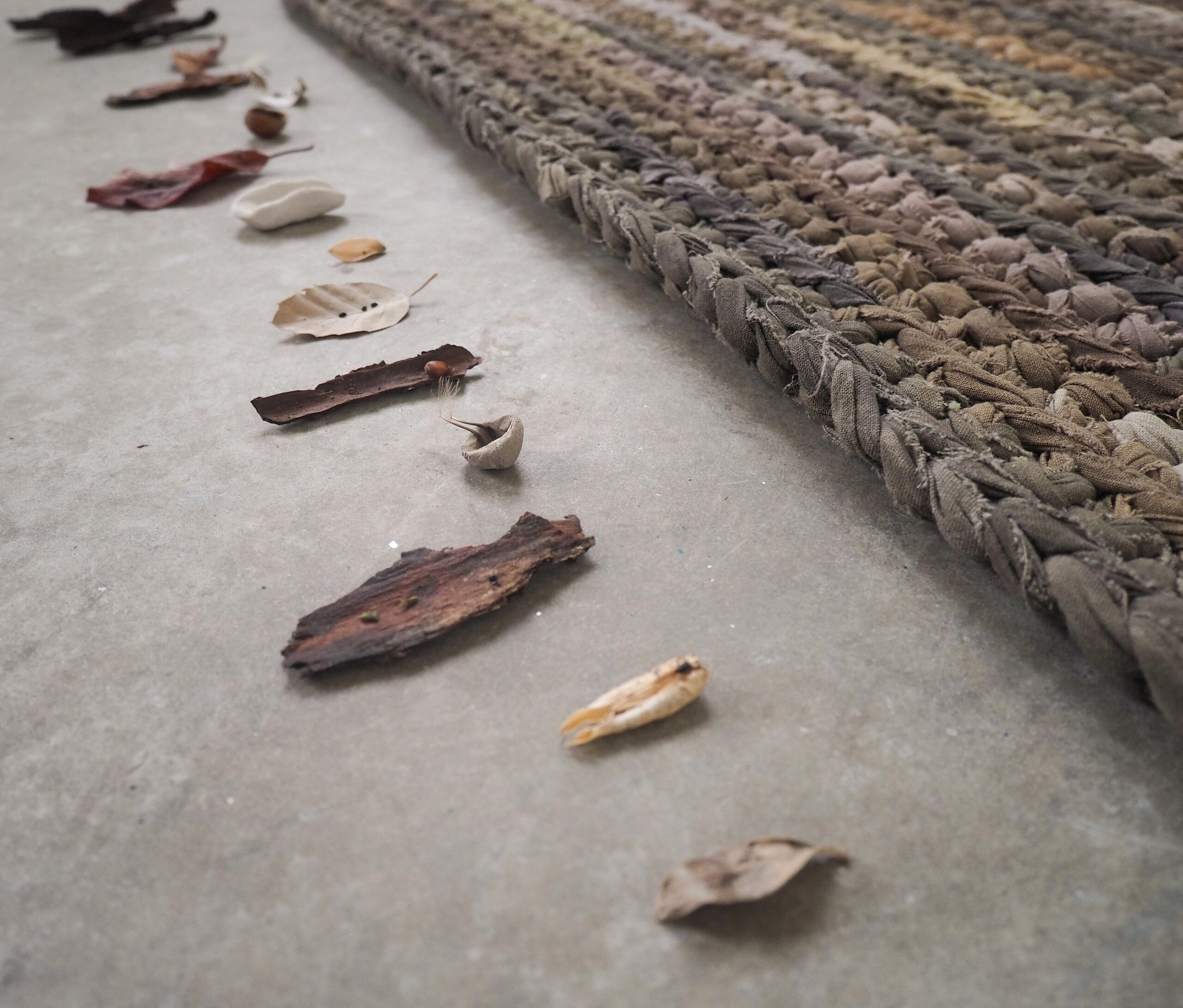 Terre, 2020, elementi vegetali raccolti, cotone tinto con estratti vegetali, terra cruda, semi, circa 112 x130 cm - Miriam Del Seppia - cortesia dell'artista