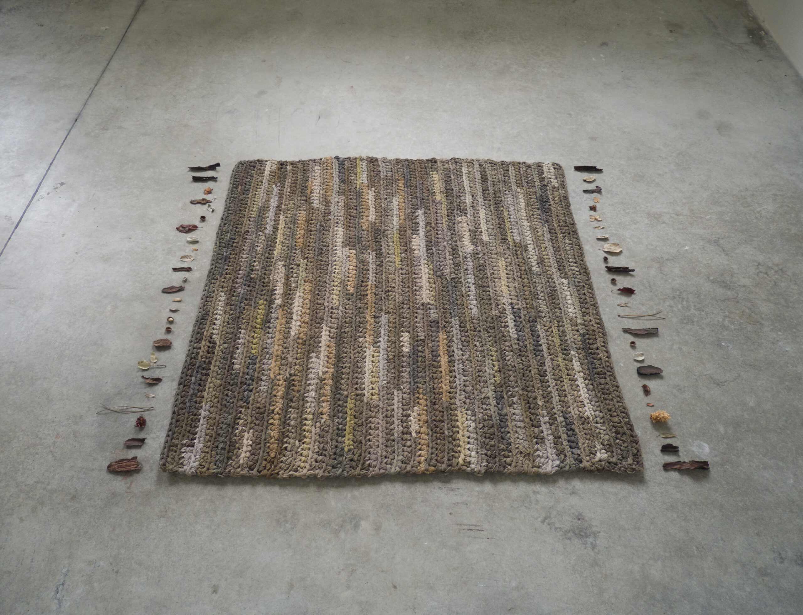 Terre, 2020, elementi vegetali raccolti, cotone tinto con estratti vegetali, terra cruda, semi, circa 112 x130 cm - Miriam Del Seppia - cortesia dell'artista