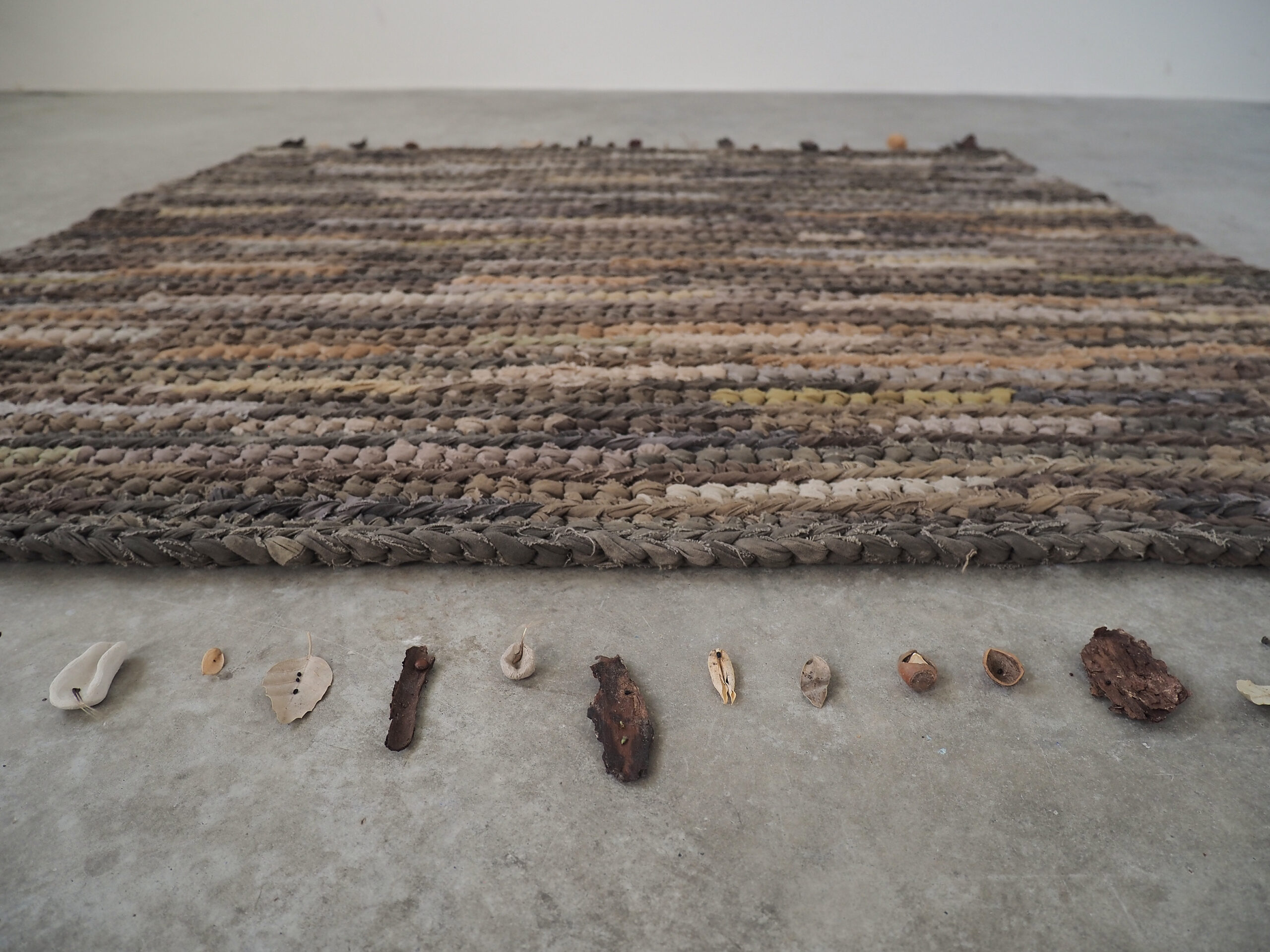 Terre, 2020, elementi vegetali raccolti, cotone tinto con estratti vegetali, terra cruda, semi, circa 112 x130 cm - Miriam Del Seppia - cortesia dell'artista
