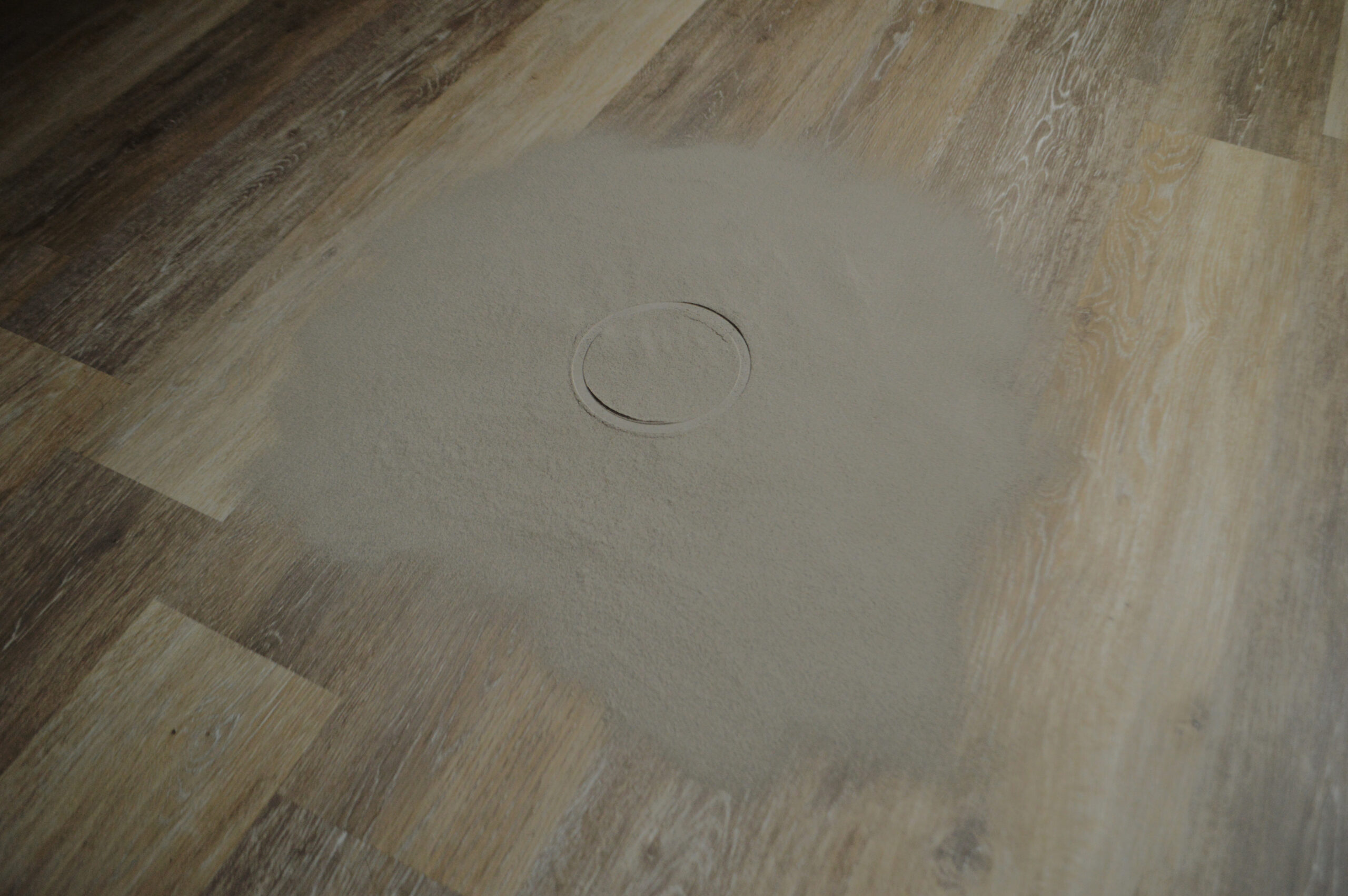 Tienimi, 2020 Polvere mista (marmo e resina) 70 x 70 x 0,5 cm - Marta Longa - couresty of the artist