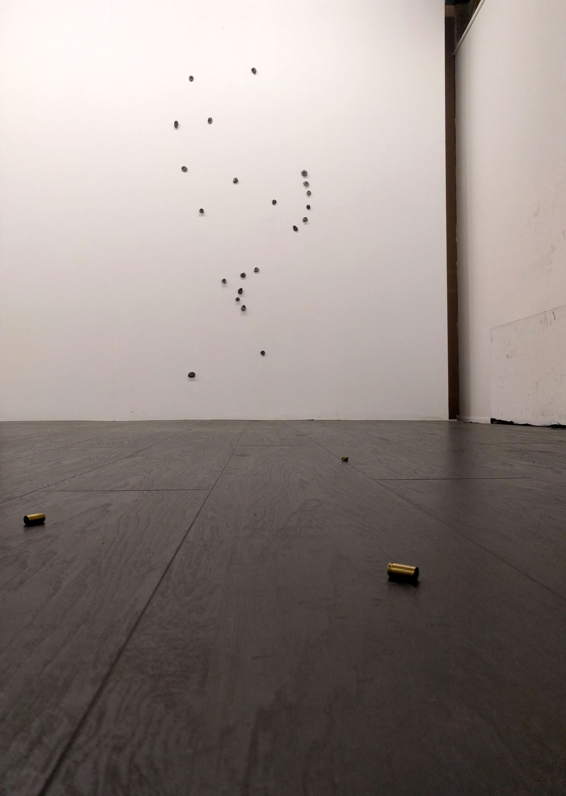 Orione, 2018 Pietre, proiettili, bossoli 200 x 100 cm - Marta Longa - courtesy of the artist