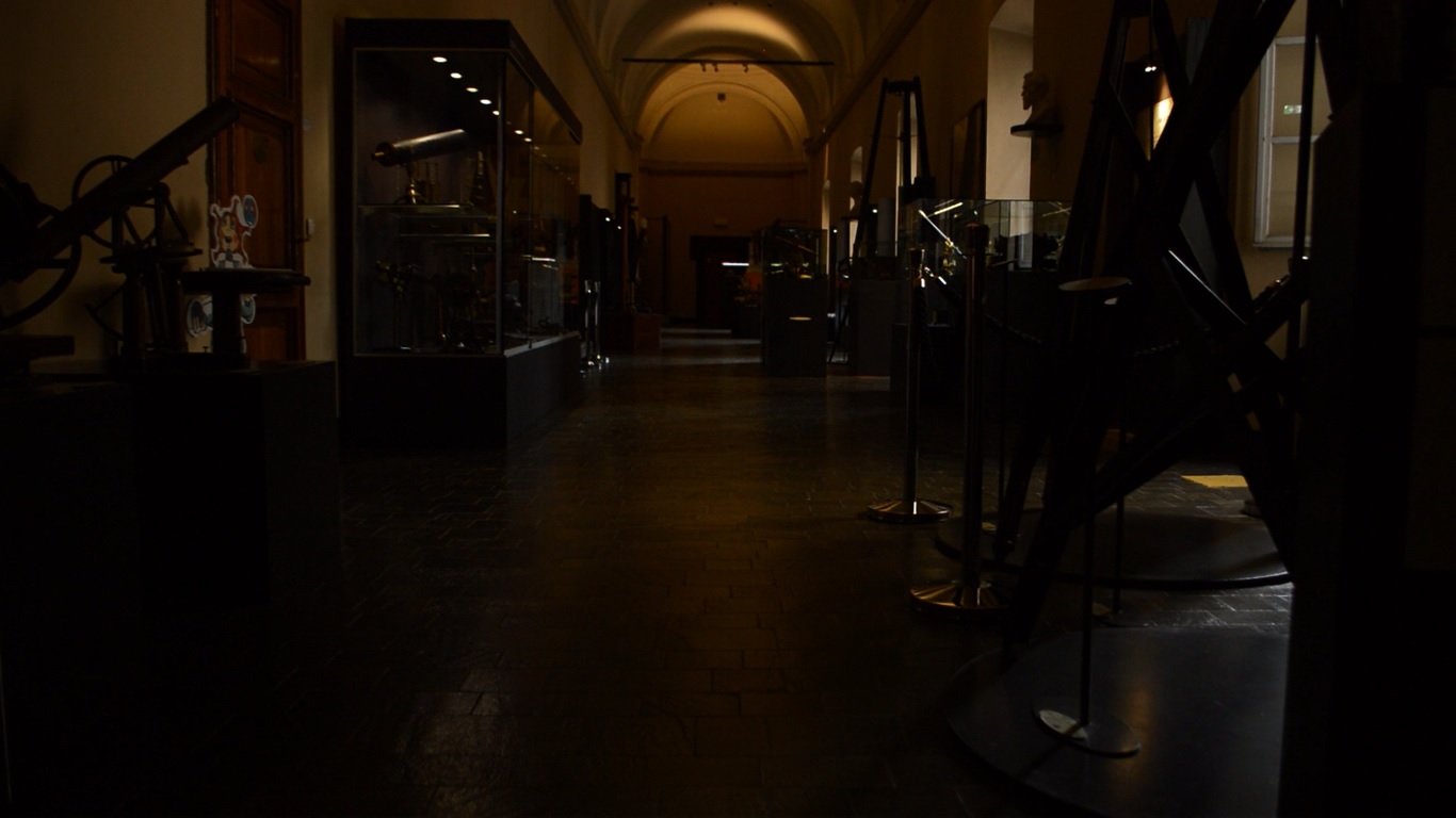 UNO, FORSE NESSUNO, 2019, still da video Museo astronomico di Brera (MI) video di documentazione - Marta Longa - courtesy of the artist