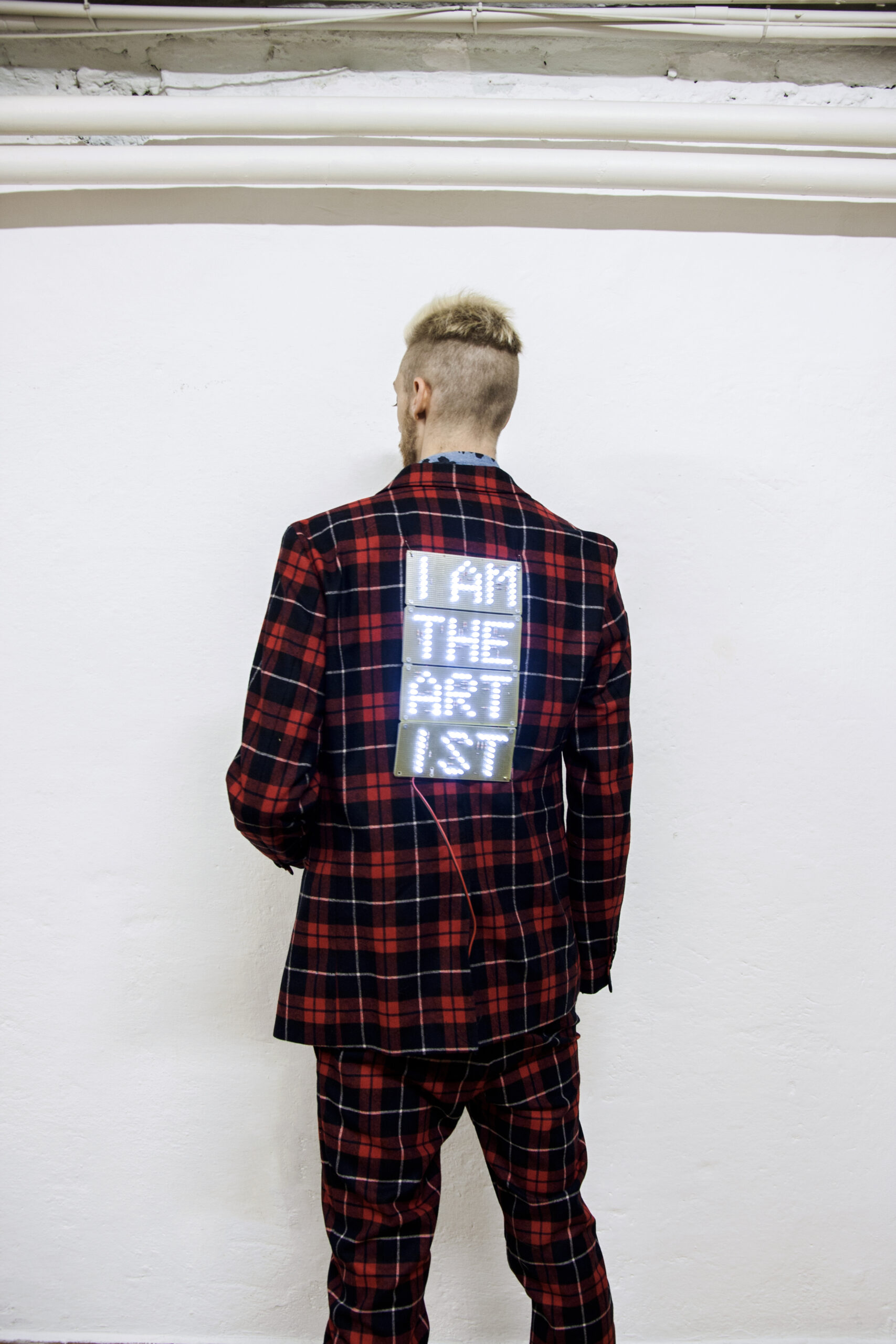 Luca Loreti, I'm the artist - performance, 2014, Void Rocket Milano - courtesy of the artist